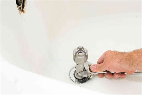 How to Remove a Tub Drain in Your Home