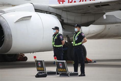 机坪的女飞机监护员们(图)-中国民航网