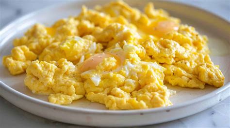Fluffy and Creamy Scrambled Eggs Recipe: Perfect for a Delicious Breakfast