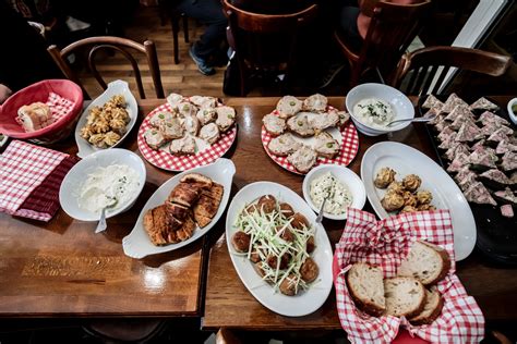 À Lyon, c'est l'mâchon dans les Bouchons Lyonnais - Office du tourisme ...