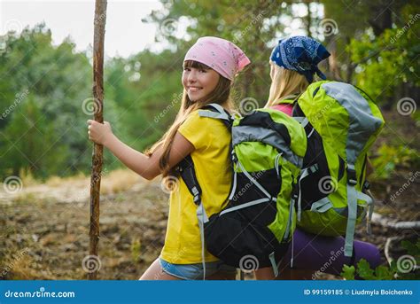 Girls Backpack Hiking 的图像结果