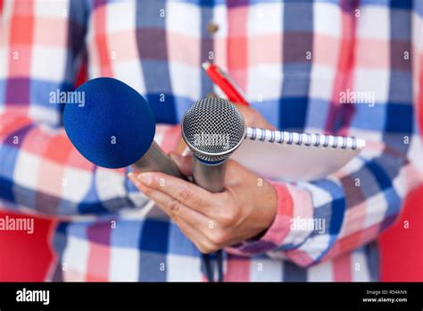Reporter Taking Notes 的图像结果