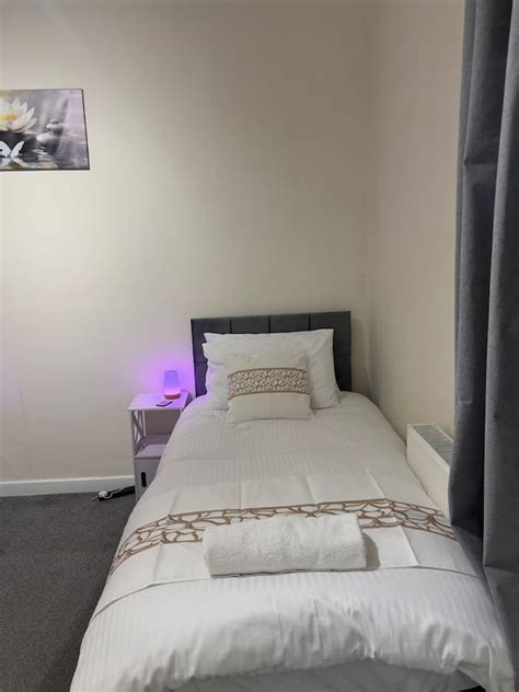 Twin Beds, Smart Security, Stylish & Free Parking - Houses for Rent in ...