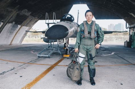 台灣女戰機飛行員捍衛國家登英媒 郭文靜：若男性能做到女性也可以 | 政治 | 中央社 CNA