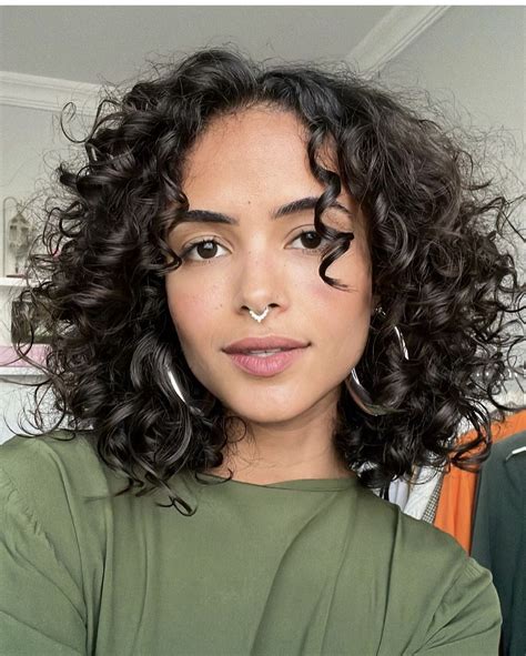 Pin de Leah em Hair & Makeup | Cabelo cacheado com franja, Inspiração ...