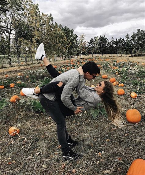 35 Couples Fall Photoshoot Pictures & Ideas