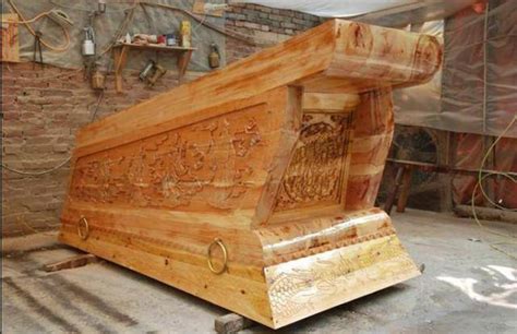 在中国丧葬文化里，棺材的选择有讲究，5种不同颜色对应不同人|棺椁|丧葬|棺材_新浪新闻