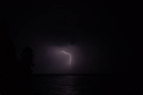 Lightning Over Water 的图像结果