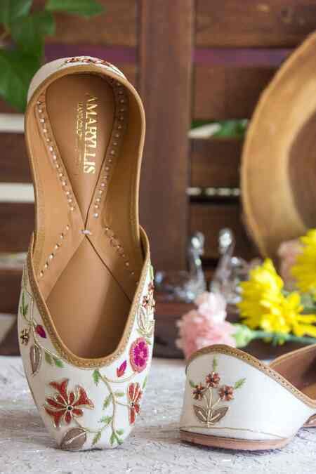 Buy White Kashida Gul Embroidered Juttis by Amaryllis For Her Online at ...