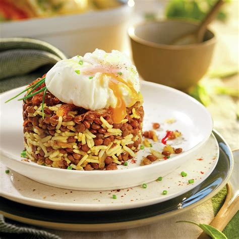 Lentejas en timbal con arroz y huevo poché