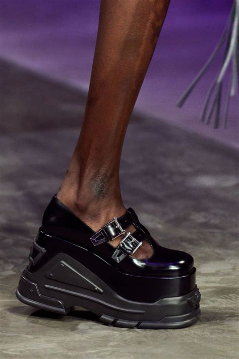 Zapatos Mary Jane con plataforma en Versace Primavera Verano 2023 | Vogue