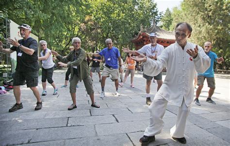 6旬老人教老外学太极拳 他说很幸福|老人|太极拳|游客_新浪新闻