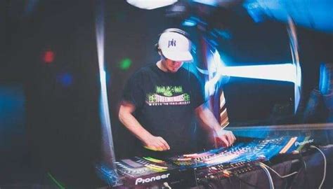 Calgary Nightlife: Best Bars To Party Like A True Canadian