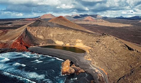 Lanzarote: 5 reasons to visit this volcanic island in the Canaries