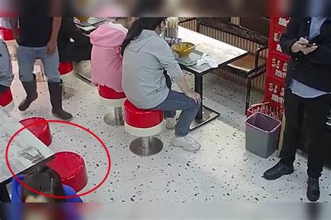 男子饭店吃饭落下手机，一女子四处张望偷偷摸走，监控曝光全程