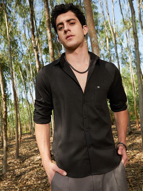 ₹899 | Campus Sutra men's Midnight Black Houndstooth-Tactile Shirt ...