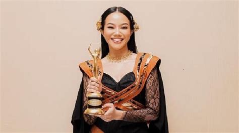 Yura Yunita Bawa Pulang Piala AMI Awards 2022, Kenang Pernah Diremehkan ...