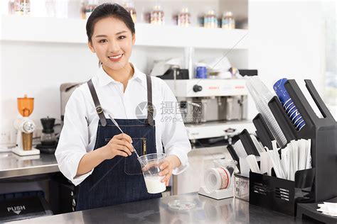 饮品店女性服务员制作奶茶高清图片下载-正版图片501753035-摄图网