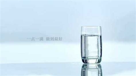 售价是普通水的3-10倍，高端饮用水到底“高”在哪里_腾讯新闻