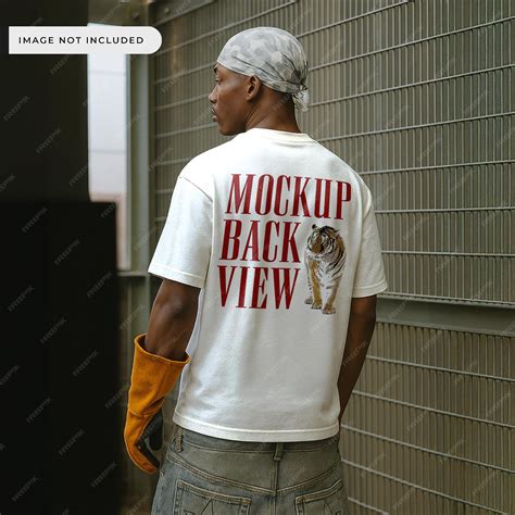 Back view t-shirt mockup with tiger print on a man | Premium PSD