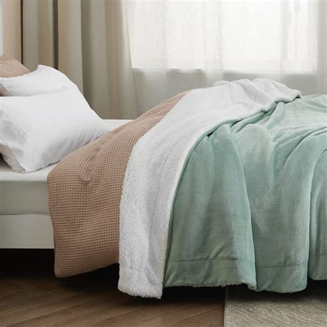 Bedsure Sherpa Fleece Queen Size Blankets for Bed - Thick and Warm ...