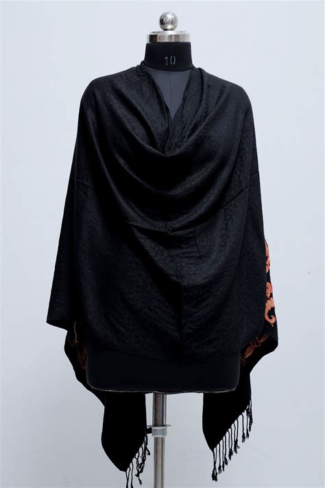 Black colour wrap with border highlighting and touch of swarovski