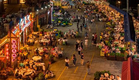 郑州最热闹的夜市摊就是健康路，也是唯一合法摆摊的一条街！ - 每日头条