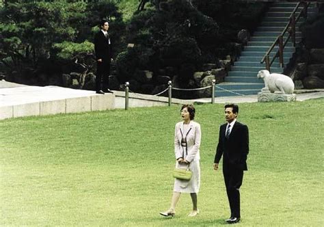 韩国总统和美女妻子休假看话剧！没空见佩洛西？第一夫人又变美了