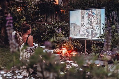 尽享奢华的户外电影体验 在家创造一个浪漫的花园电影院 - 装修保障网