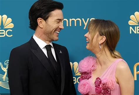 बॉयफ्रेंड टॉम के साथ Emmy Awards ceremony में पहुंची Kaley Cuoco, पिंक ...