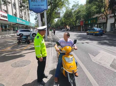 惠农交警开展“一盔一带”安全守护劝导活动