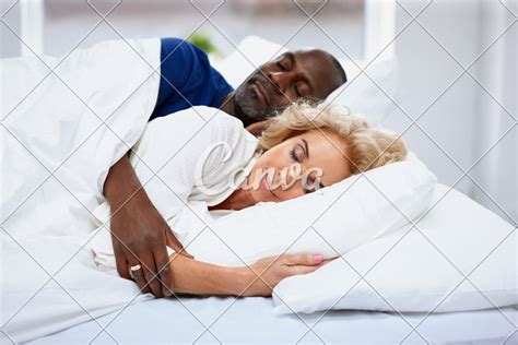 Mature couple sleeping on bed - Photos by Canva
