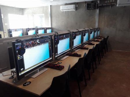 Computer Shop Set Up 的图像结果