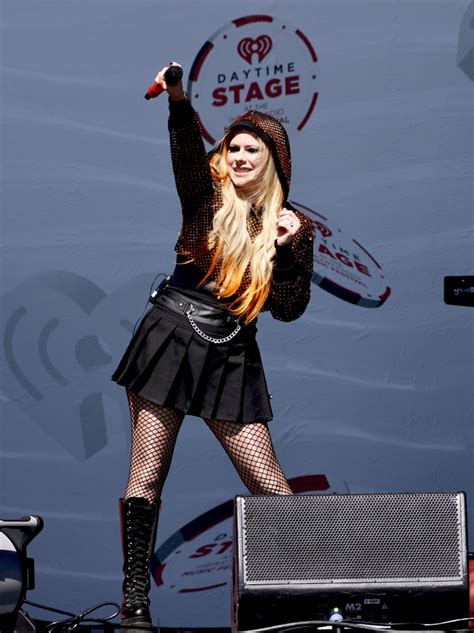 Avril Lavigne Sexy On Stage - Hot Celebs Home