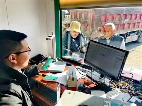 农行流动金融服务车开进川藏铁路施工单位-新华网西藏频道