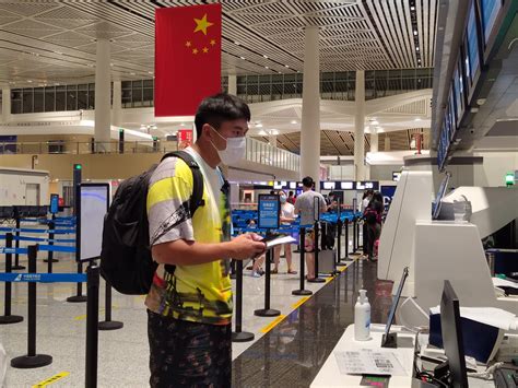 首批660名滞留海口旅客8月12日乘机离岛返程_央广网