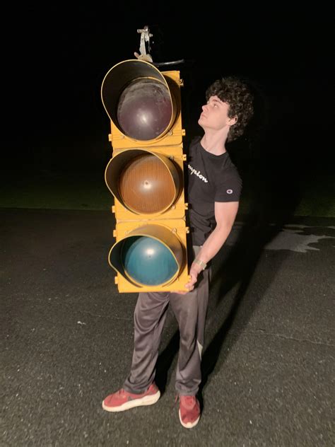 The size of traffic lights. : r/mildlyinteresting