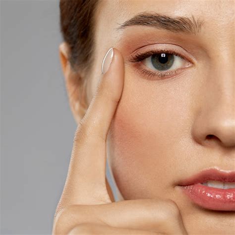 Creating the Trending Glossy Makeup Look—The Ultimate Guide – Faces Canada