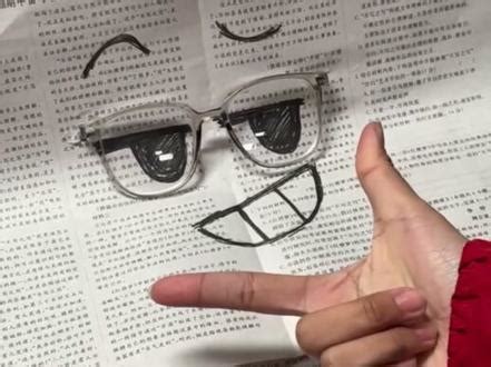 戴眼镜的手指的男孩PNG图片素材下载_男孩PNG_熊猫办公