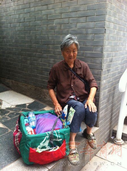 西安卖水老人称遭城管殴打多次 东西常被白吃白拿_资讯频道_凤凰网