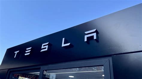 Tesla Robots Assembly 的图像结果