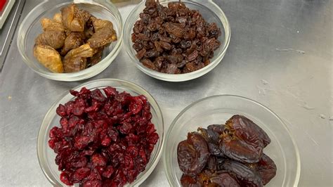 ️焼き上がりました！社内リピートNo.1 デーツシロップ たっぷりオリジナルグラノーラ。。NEWレシピ！当社社員の人気№1材料自慢のフルーツ ...