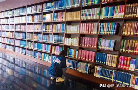 世界读书日，深圳一位小朋友认真读书的样子萌翻了许多人