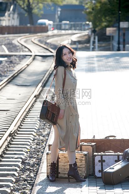 铁路环境保护怀旧青年女人站在铁轨旁高清图片下载-正版图片501915139-摄图网