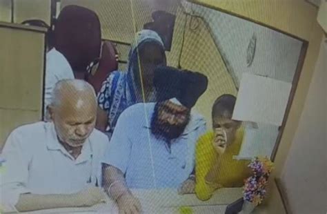 Karnal: बैंक के अंदर रिटायर्ड अधिकारी का बैग चीरकर 80 हजार निकाले, घटना ...