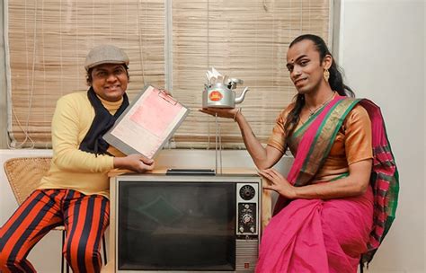 मुंबई में ट्रांसजेंडर लोगों द्वारा संचालित एक कैफे 'बंबई नजरिया' में ...