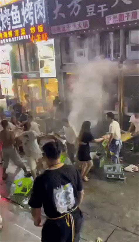 视频｜贵阳一美食街凌晨多人斗殴，警方：已控制相关人员