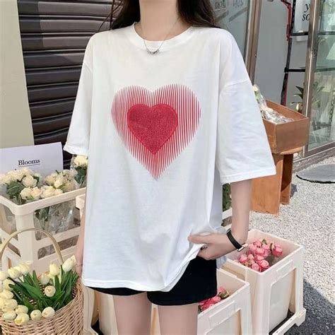 White Heart Chest Print Graphic Tshirt – Outzidr