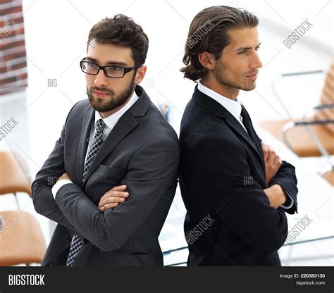 People Standing Back 的图像结果