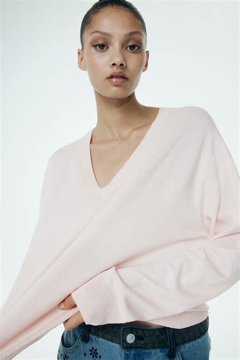 Fine-knit V-neck jumper - Light pink - Ladies | H&M IN